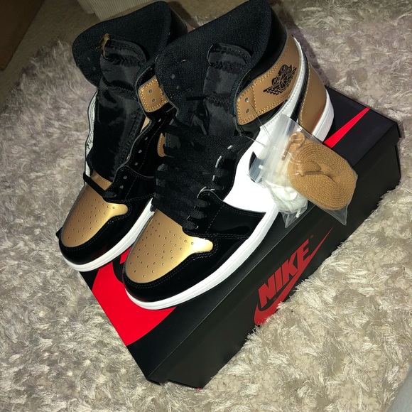 ✨SOLD ✨ Air Jordan retro 1 og gold toe - Picture 2 of 7